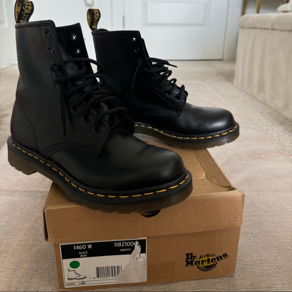 Dr. Martens Matte Black